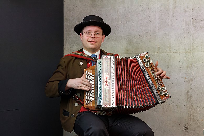 Musikalisch begleitet wurde die Veranstaltung von Kreismusikpfleger Tobias Lehner. Foto: Stefan Effenhauser, Bilddokumentation Stadt Regensburg
