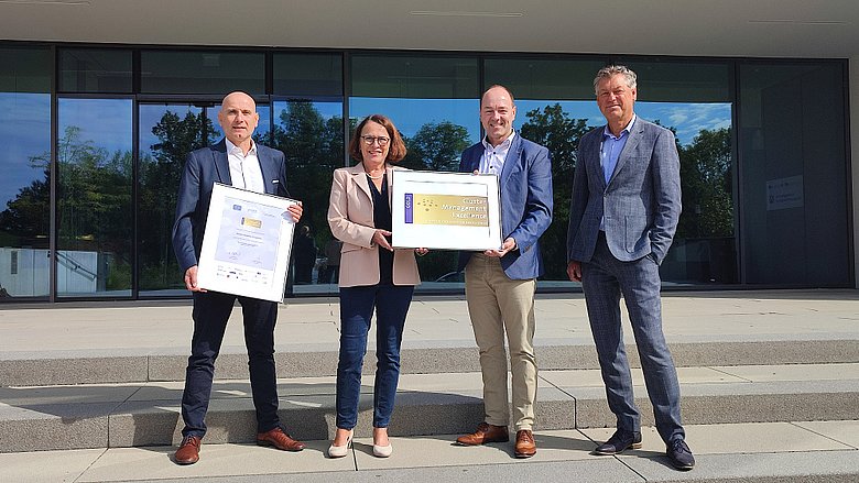Mit Urkunde und Goldlabel (von links): Uwe Pfeil, Clustermanager Cluster Mobility & Logistics, Gertrud Maltz-Schwarzfischer, Oberbürgermeisterin Stadt Regensburg, Alexander Rupprecht, Geschäftsführer R-Tech GmbH, Toni Lautenschläger, Leiter des Amts für Wirtschaft und Wissenschaft der Stadt Regensburg.
