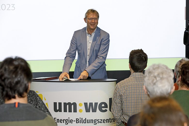 Ludwig Friedl, der Geschäftsführer der Energieagentur Regensburg, verlas die Laudationes. Foto: Stefan Effenhauser, Stadt Regensburg