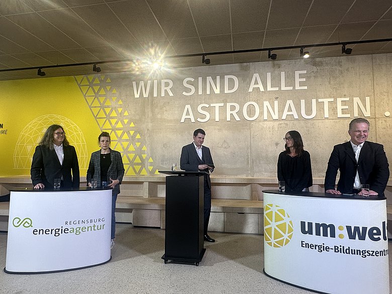 Im Rahmen der Tagung fand eine Podiumsdiskussion in der um:welt zum Thema „Künstliche Intelligenz - Perspektiven und Herausforderungen für Kinder und Jugendliche“ statt. Foto: Jochen Keil